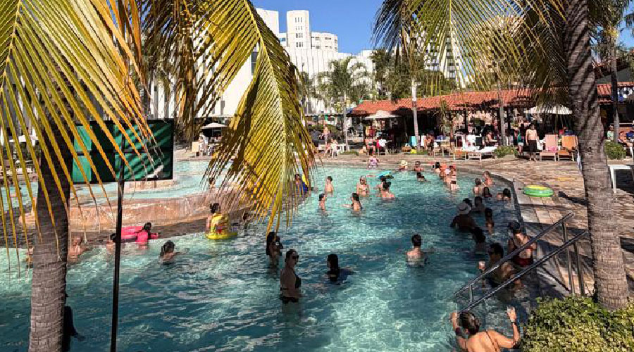Famílias aproveitando as piscinas termais do Hotel CTC durante as férias de julho em Caldas Novas 2026 Famílias aproveitando as piscinas termais do Hotel CTC durante as férias de julho em Caldas Novas 2026