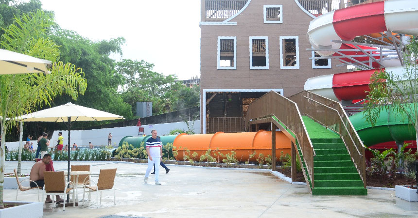 Fachada em estilo holandês do Holandês Voador, com escada de acesso e os toboáguas vermelho, laranja e verde do Metropolitan Park